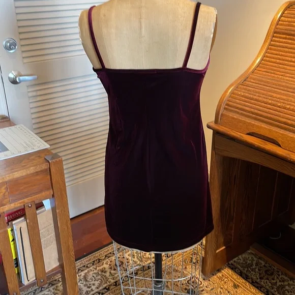 Velvet burgundy mini dress. - Picture 3 of 9